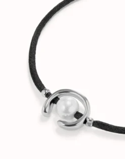 Pulsera de hilo negro con perla shell fornitura bañada en plata de ley.