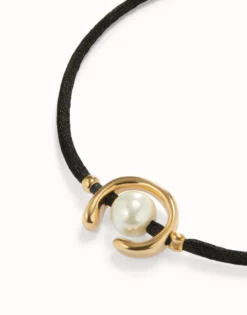 Pulsera de hilo negro con perla shell fornitura bañada en oro 18k.