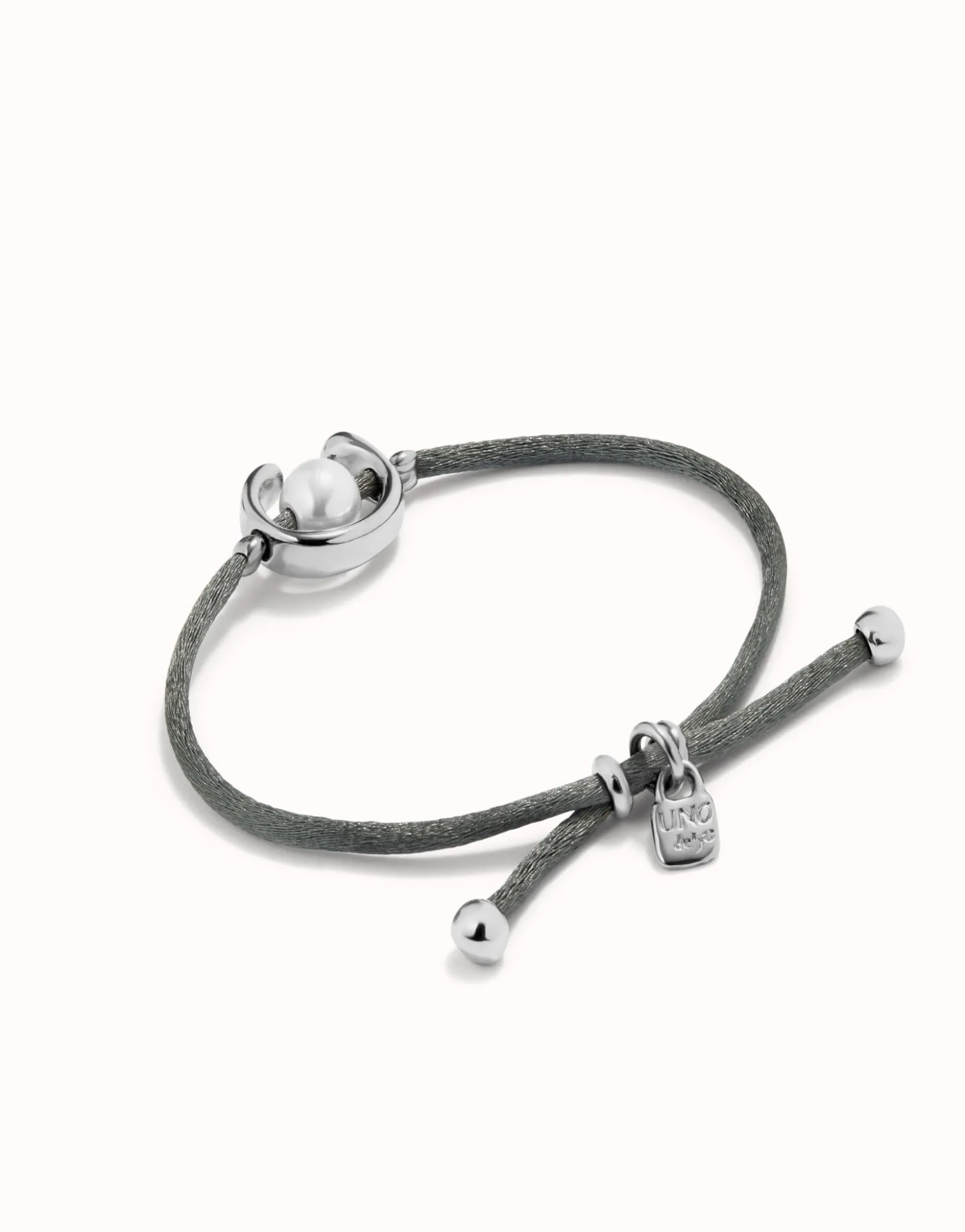 Pulsera de hilo negroso con perla shell fornitura bañada en plata de ley.