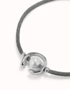 Pulsera de hilo negroso con perla shell fornitura bañada en plata de ley.