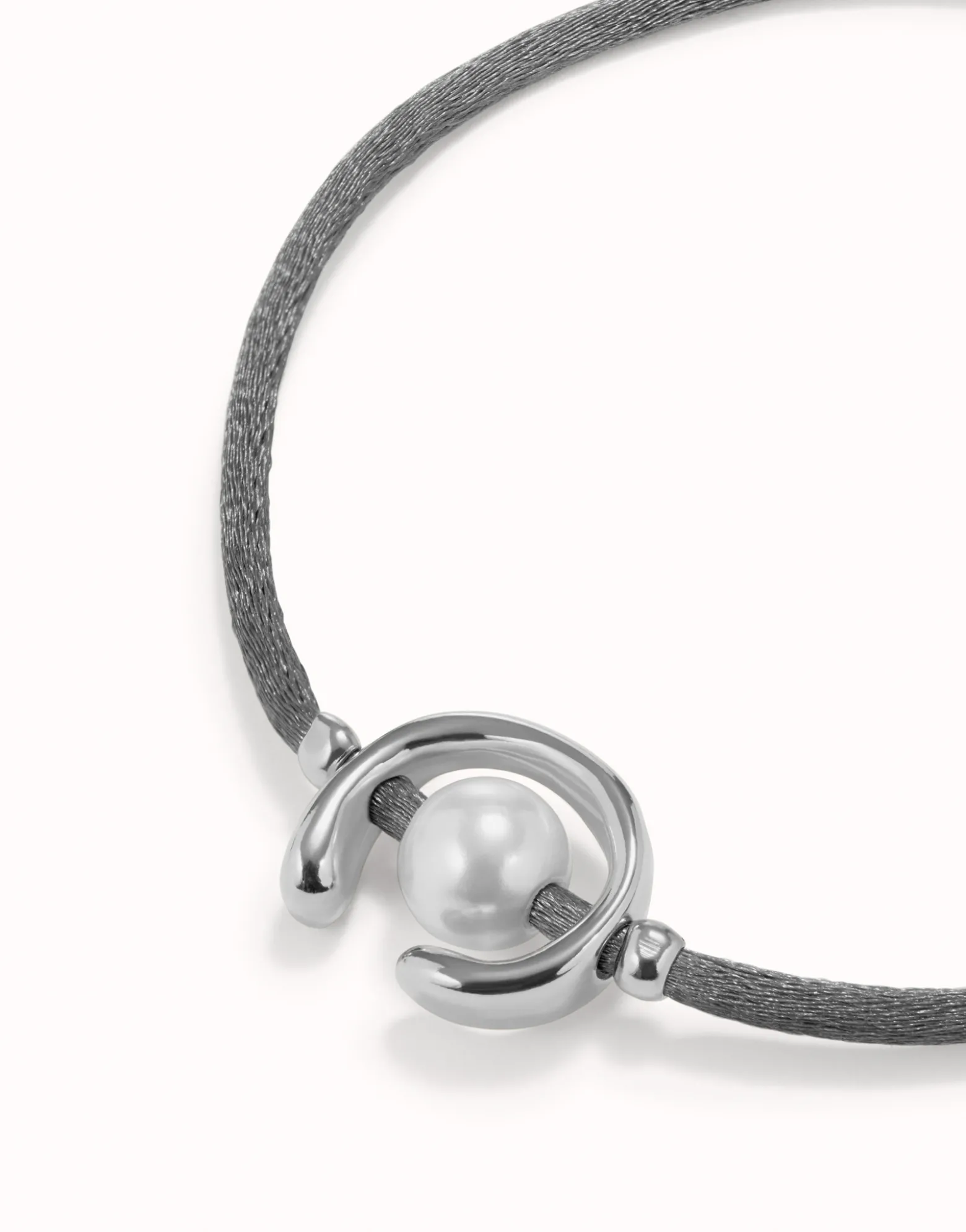 Pulsera de hilo negroso con perla shell fornitura bañada en plata de ley.