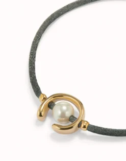 Pulsera de hilo negroso con perla shell fornitura bañada en oro 18k.