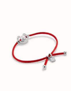 Pulsera de hilo rojo con perla shell fornitura bañada en plata de ley.