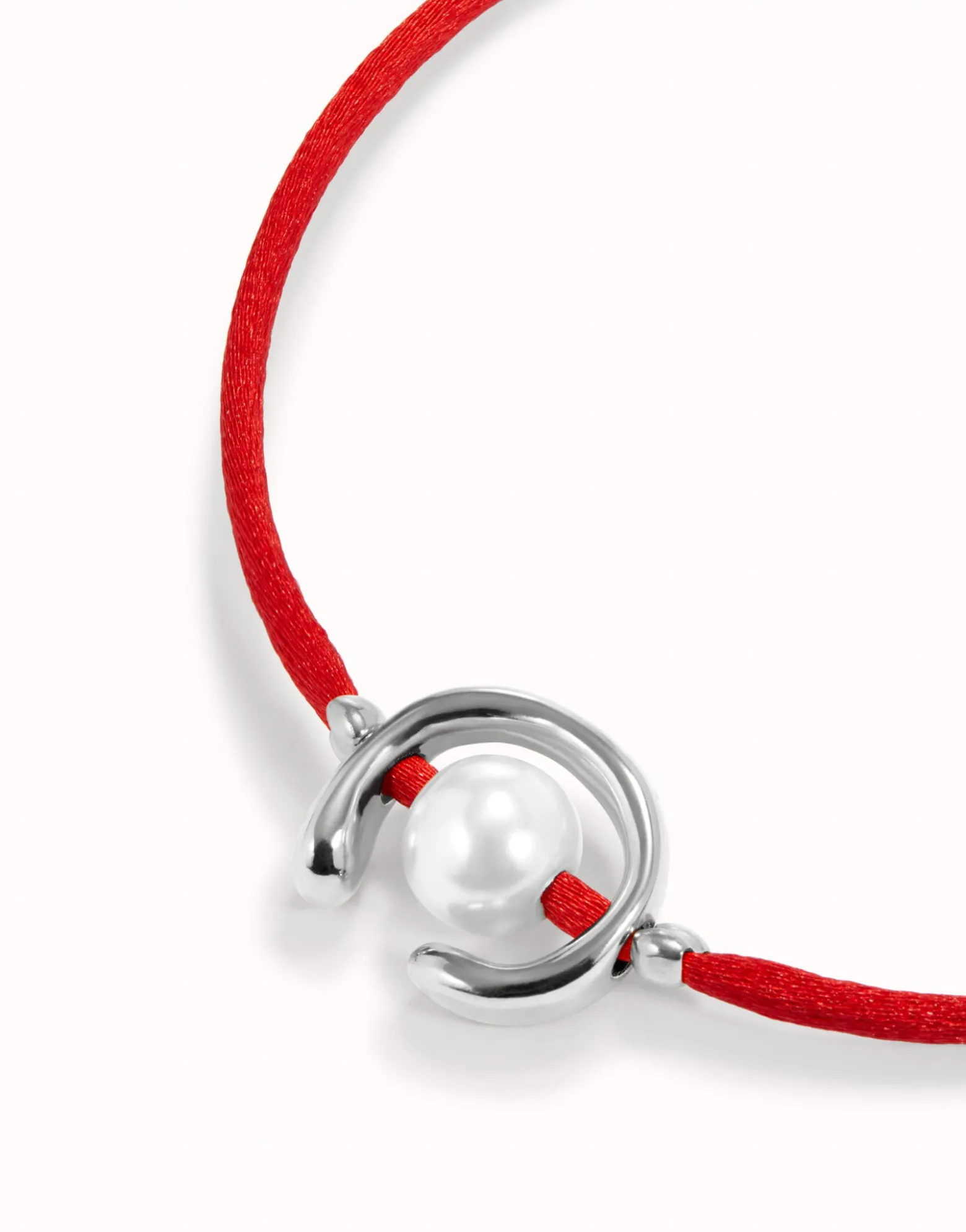 Pulsera de hilo rojo con perla shell fornitura bañada en plata de ley.