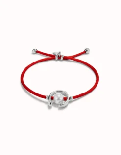 Pulsera de hilo rojo con perla shell fornitura bañada en plata de ley.
