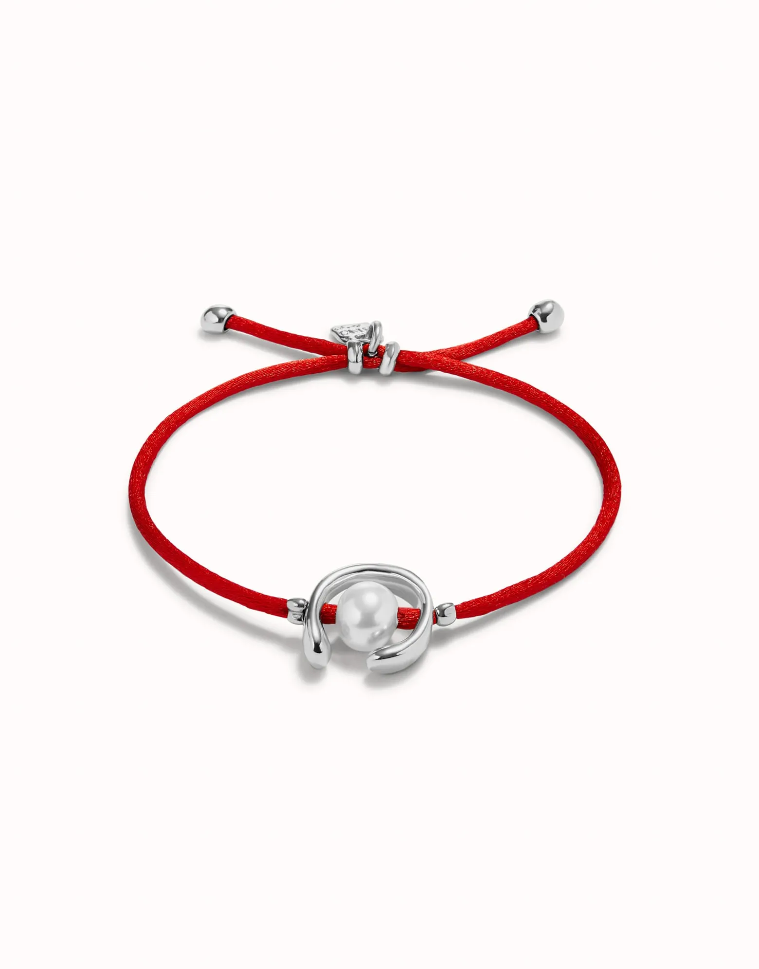 Pulsera de hilo rojo con perla shell fornitura bañada en plata de ley.