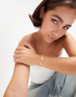 Pulsera de hilo salmón con perla shell fornitura bañada en plata de ley.
