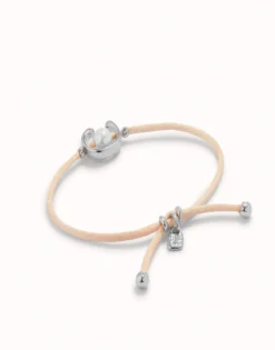 Pulsera de hilo salmón con perla shell fornitura bañada en plata de ley.