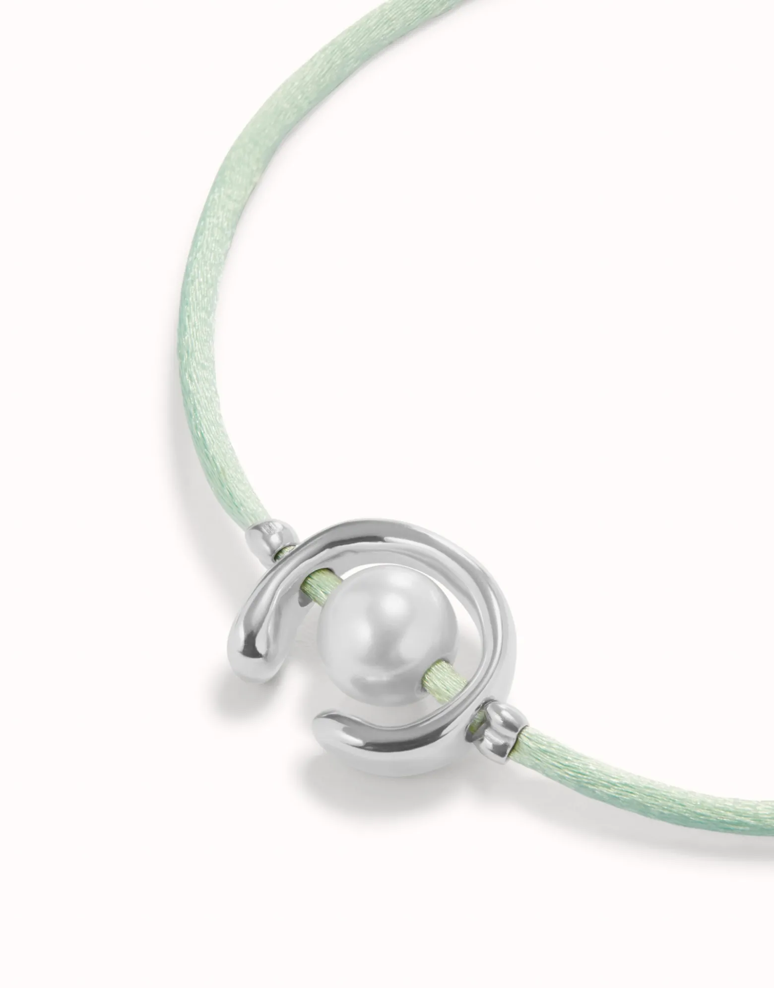 Pulsera de hilo verde azulado con perla shell fornitura bañada en plata de ley.