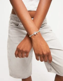 Pulsera de hilo verde azulado con perla shell fornitura bañada en plata de ley.
