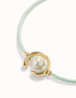 Pulsera de hilo verde azulado con perla shell fornitura bañada en oro 18k.
