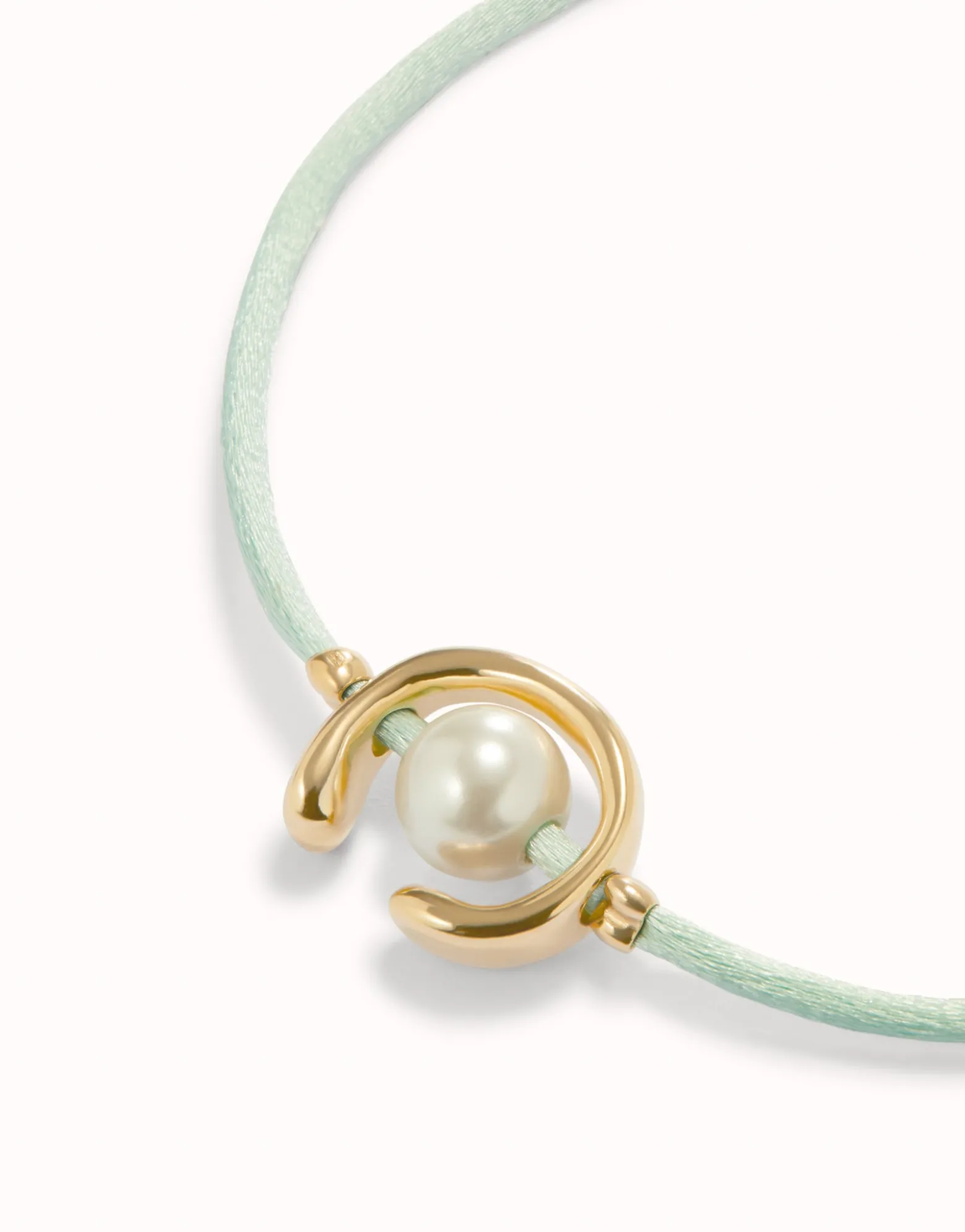 Pulsera de hilo verde azulado con perla shell fornitura bañada en oro 18k.
