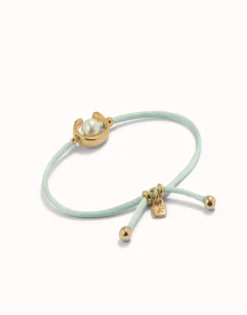 Pulsera de hilo verde azulado con perla shell fornitura bañada en oro 18k.