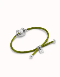 Pulsera de hilo verde oscuro con perla shell fornitura bañada en plata de ley.