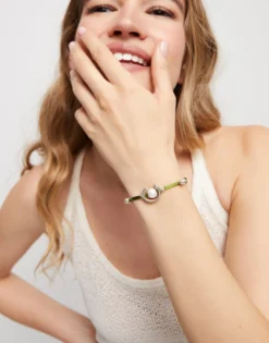 Pulsera de hilo verde oscuro con perla shell fornitura bañada en plata de ley.