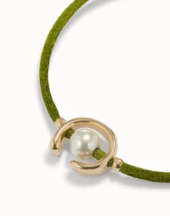 Pulsera de hilo verde oscuro con perla shell fornitura bañada en oro 18k.