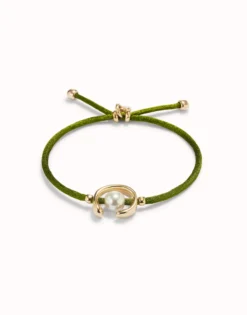Pulsera de hilo verde oscuro con perla shell fornitura bañada en oro 18k.