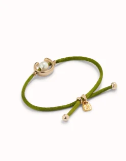 Pulsera de hilo verde oscuro con perla shell fornitura bañada en oro 18k.