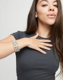Pulsera de tres tiras de cuentas bañadas en plata de ley