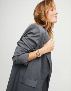 Pulsera de tres tiras de cuentas bañadas en plata de ley y bola en oro 18k
