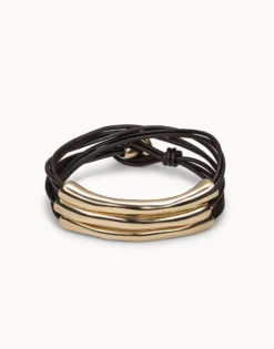 Pulsera de tres vueltas de cuero y detalles bañados en oro de 18k