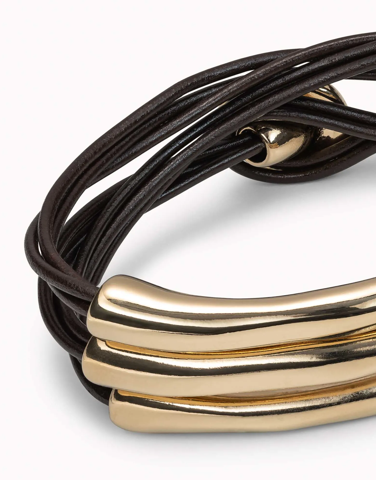 Pulsera de tres vueltas de cuero y detalles bañados en oro de 18k
