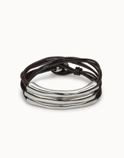 Pulsera de tres vueltas de cuero marrón y detalles bañados en plata de ley