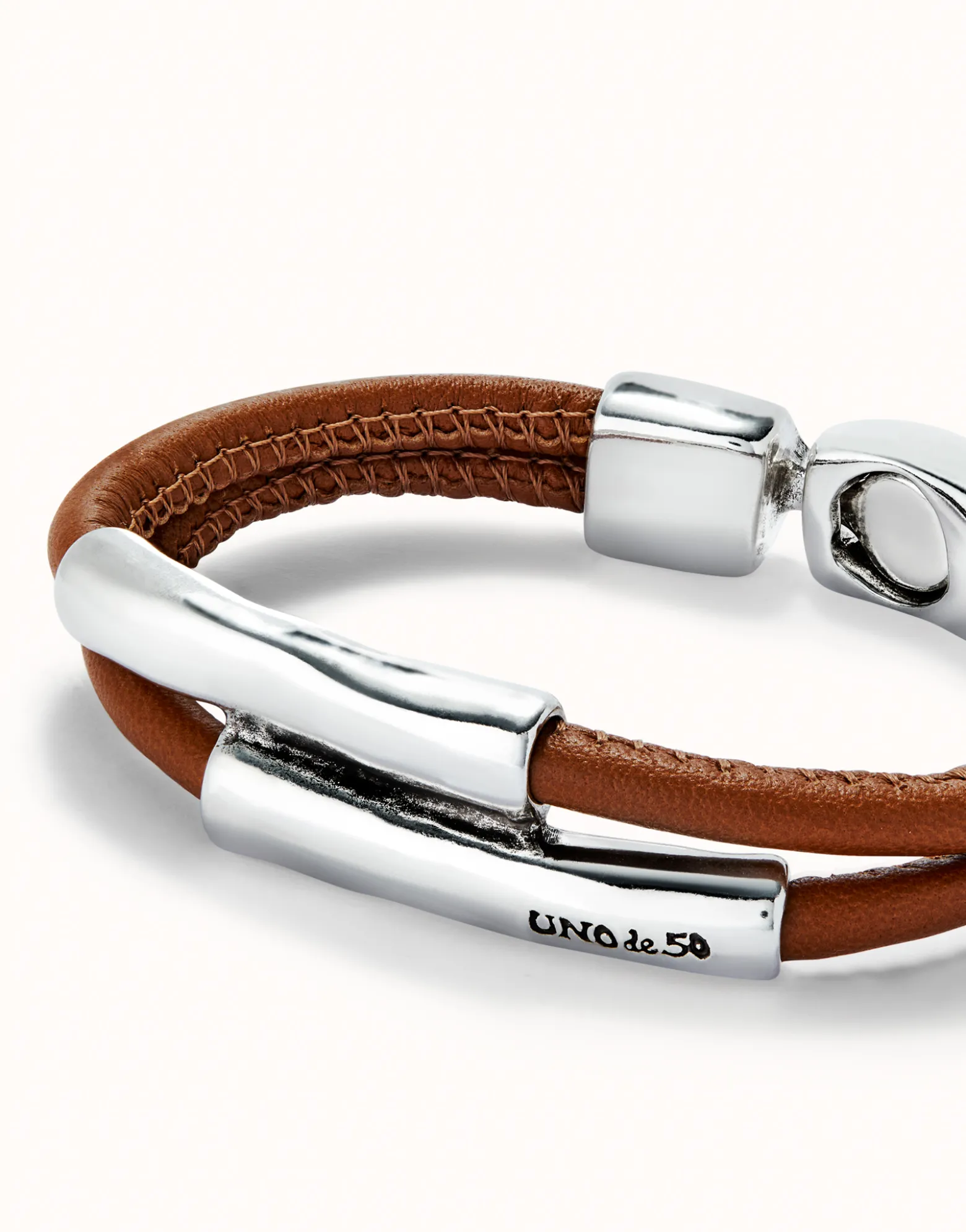 Pulsera doble cuero camel con dos tubos bañada en plata de ley