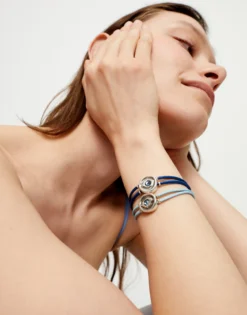 Pulsera doble de cuero azul con ojo bañado en plata de ley