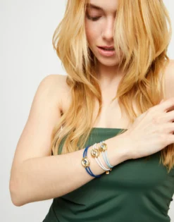 Pulsera doble de cuero azul con ojo bañado en oro 18k