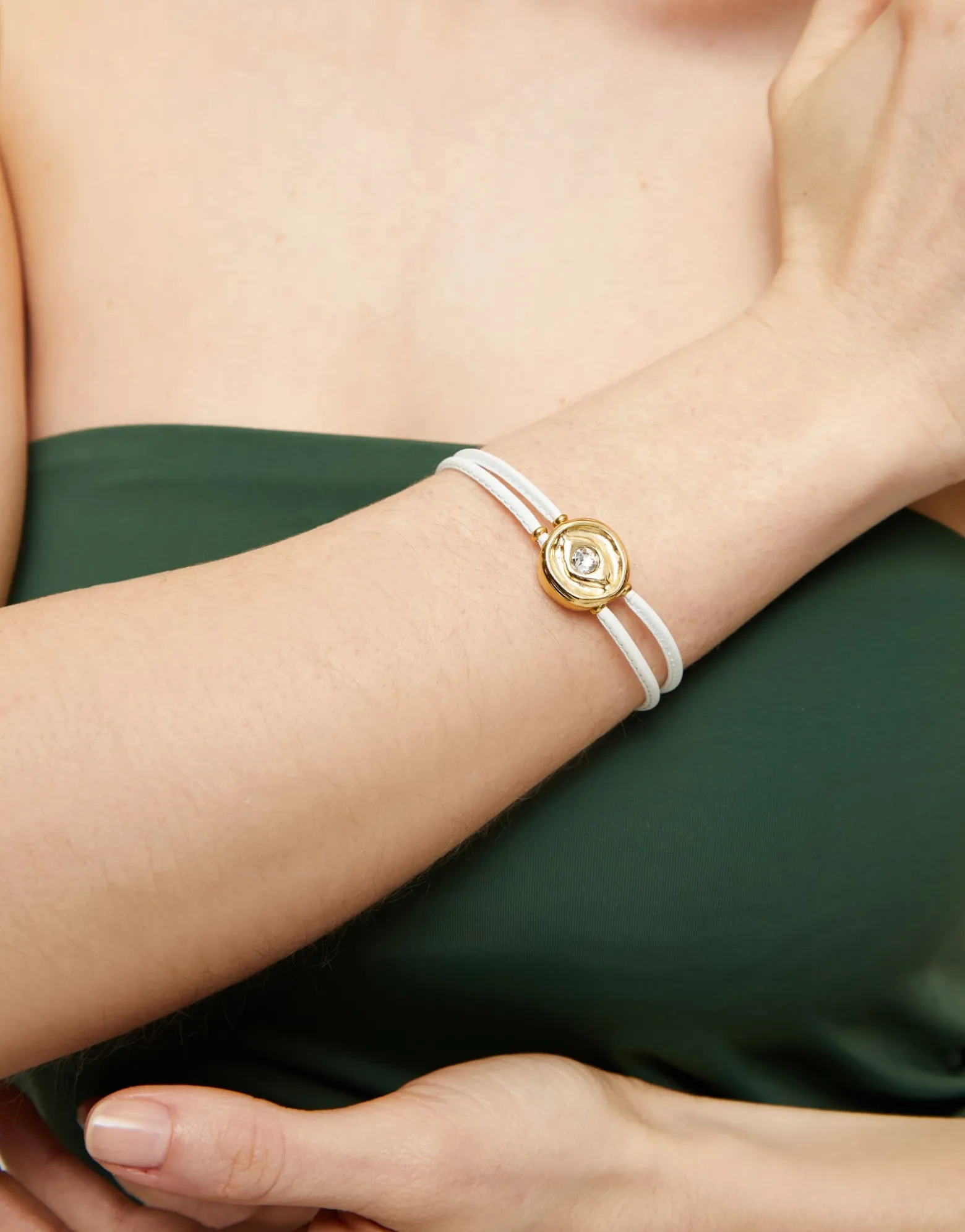 Pulsera doble de cuero blanco con ojo bañado en oro 18k