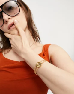 Pulsera doble de cuero crema con ojo bañado en oro 18k