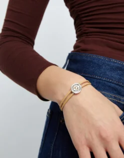 Pulsera doble de cuero crema con ojo bañado en plata de ley