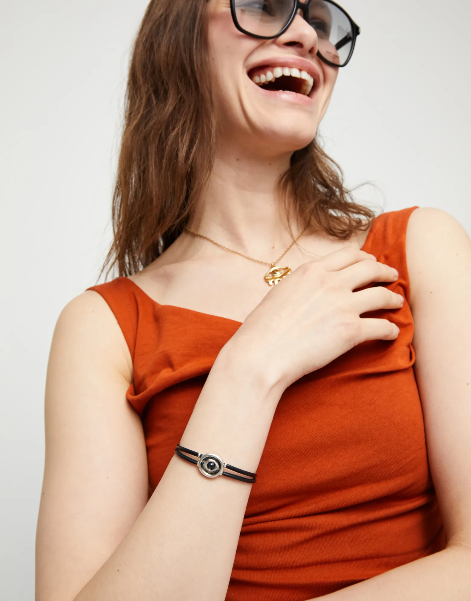 Pulsera doble de cuero negro con ojo bañado en plata de ley
