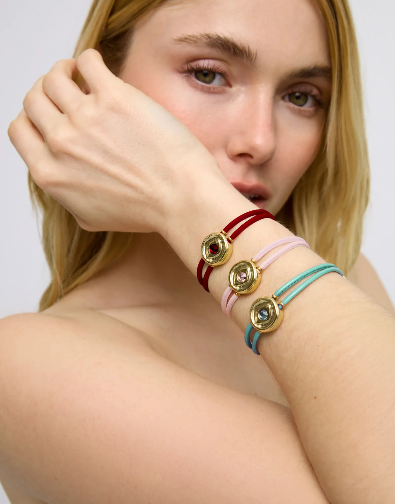 Pulsera doble de cuero rojo con ojo bañado en oro 18k