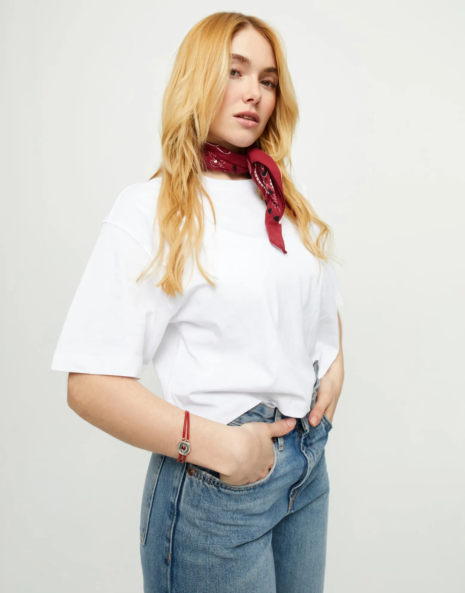 Pulsera doble de cuero rojo con ojo bañado en plata de ley