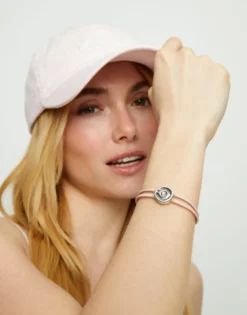 Pulsera doble de cuero rosa con ojo bañado en plata de ley
