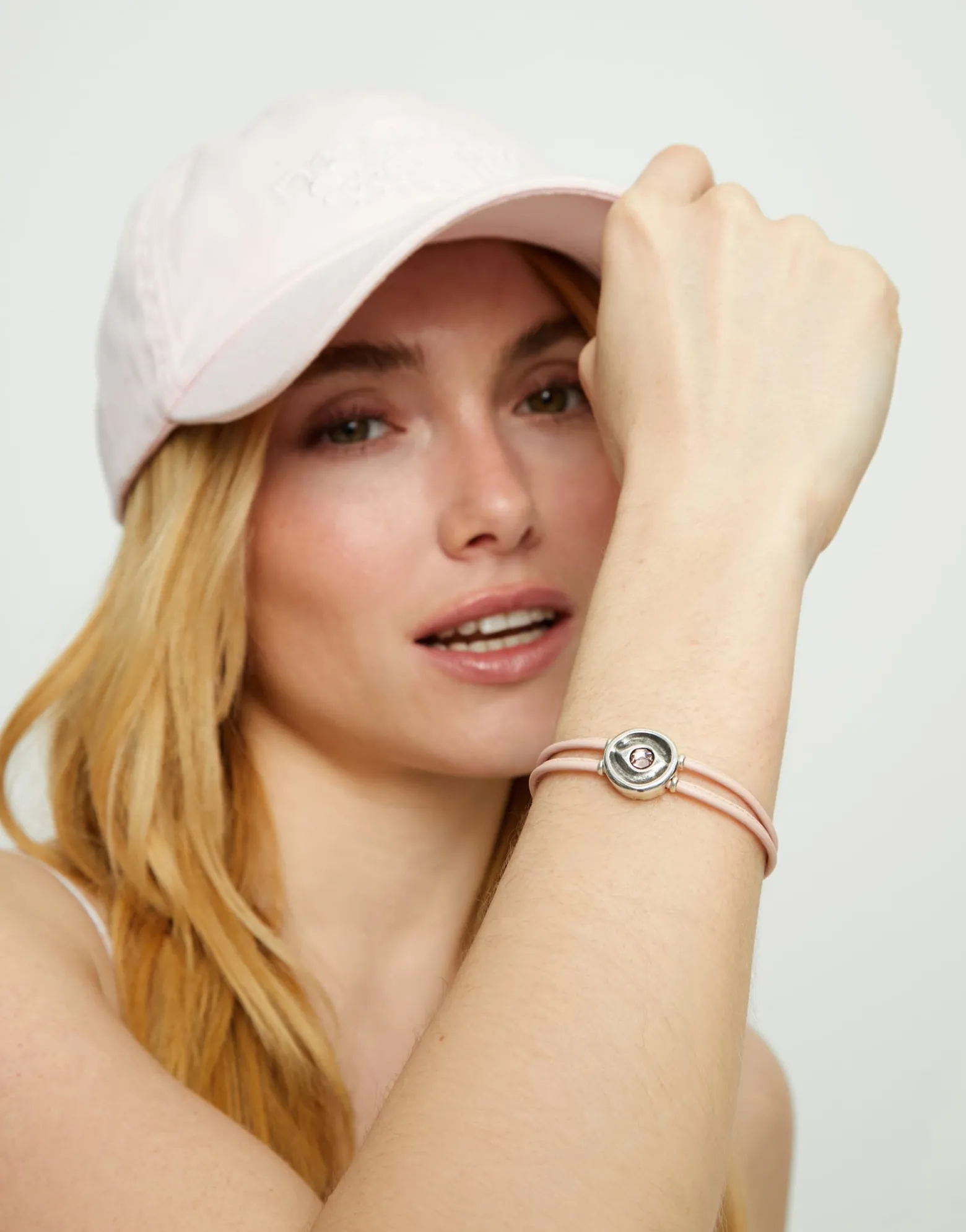 Pulsera doble de cuero rosa con ojo bañado en plata de ley