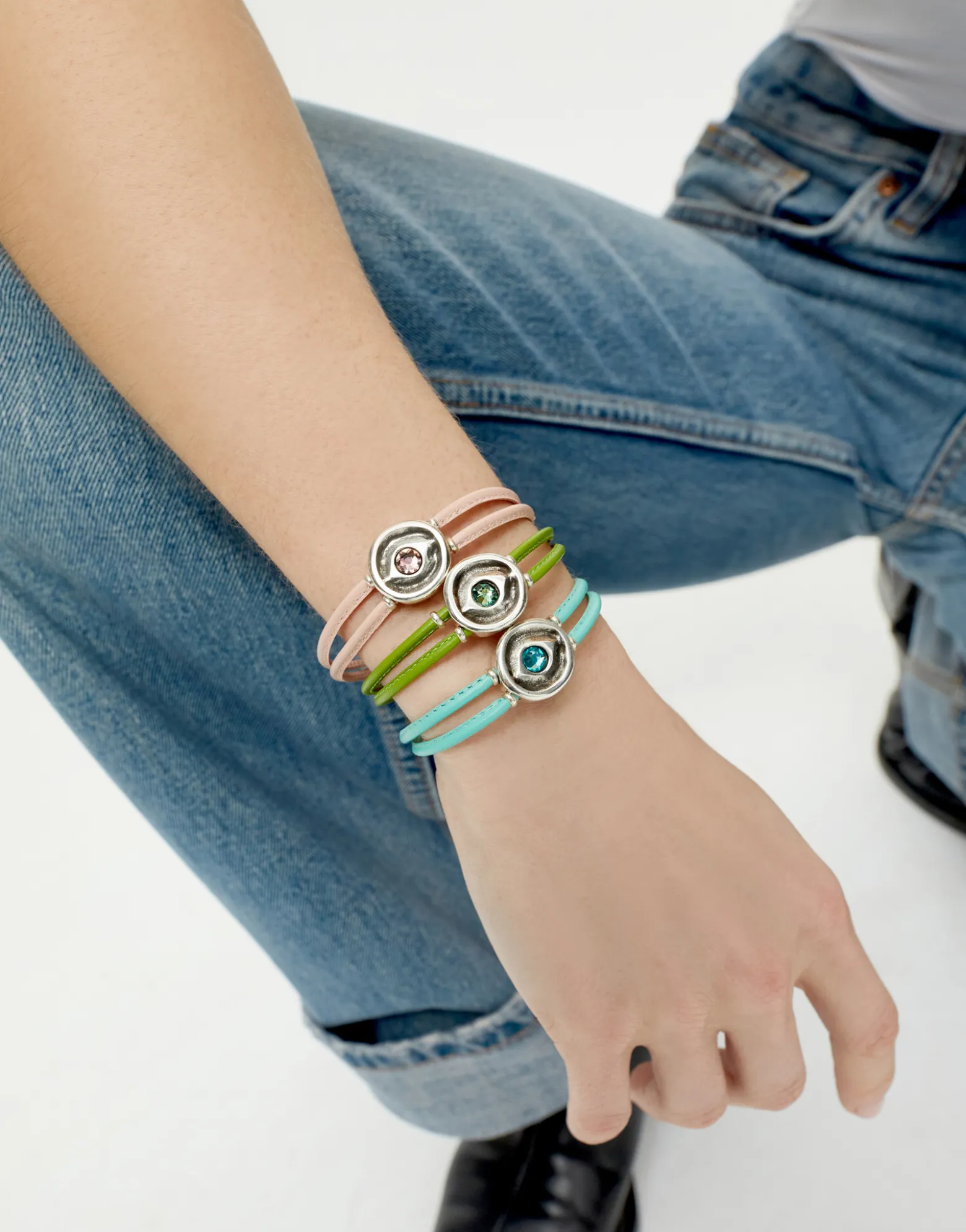 Pulsera doble de cuero rosa con ojo bañado en plata de ley