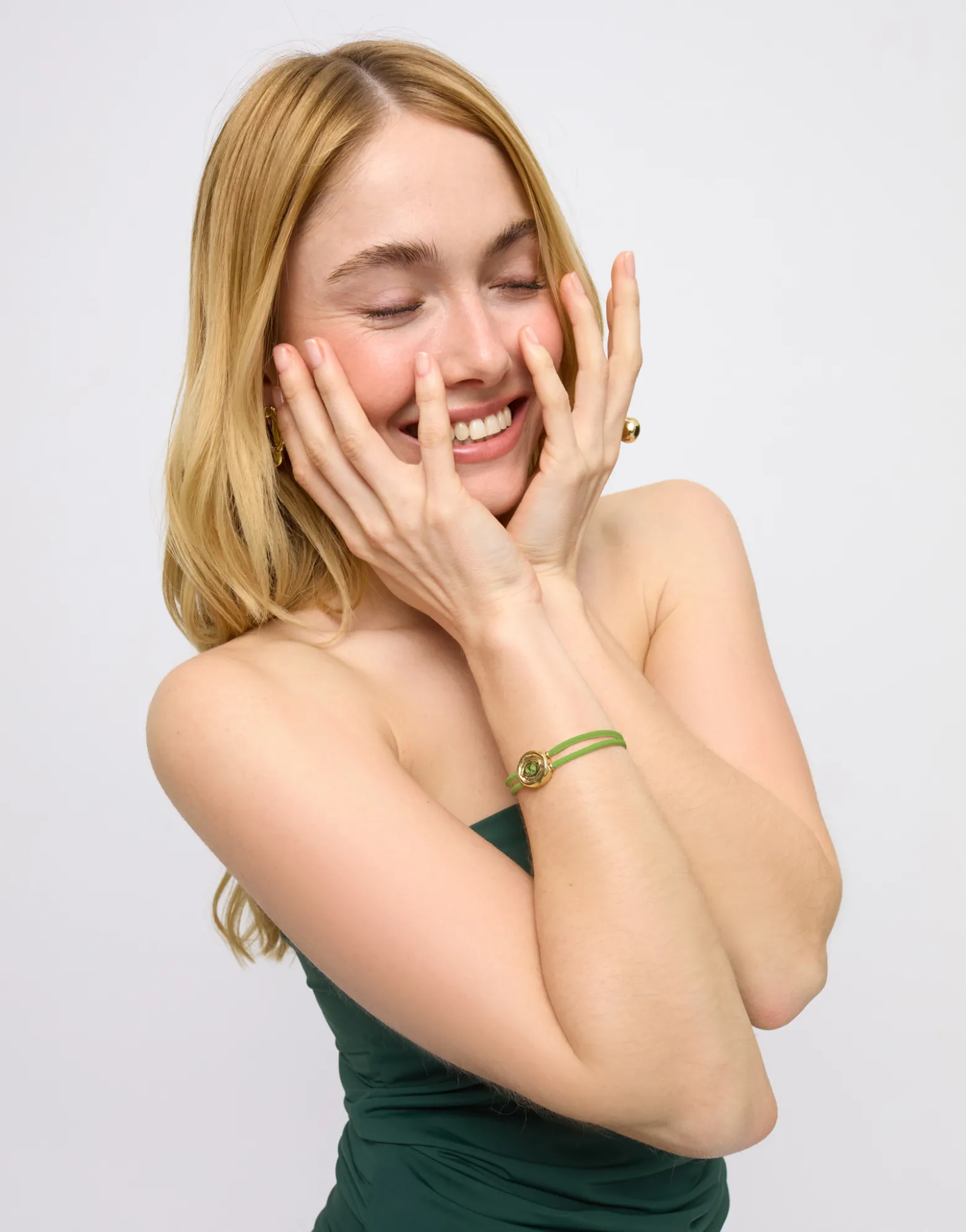 Pulsera doble de cuero verde con ojo bañado en oro 18k