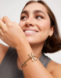 Pulsera elastica con libélula bañada en oro de 18k