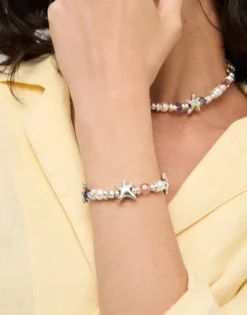 Pulsera elástica bañada en plata con cristales multicolor y estrellas de mar