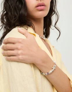 Pulsera elástica bañada en plata con cristales multicolor y estrellas de mar