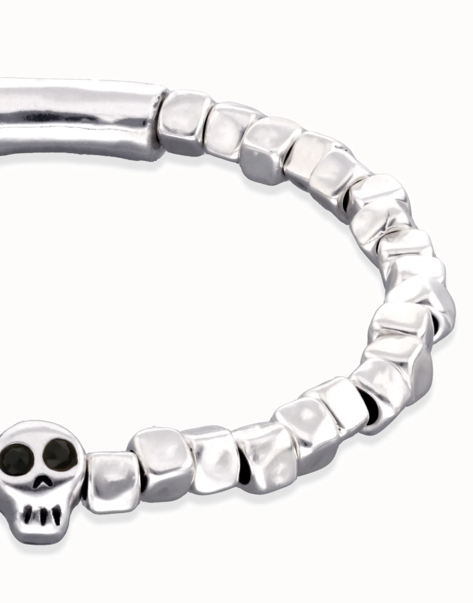Pulsera elástica bañada en plata de ley con una calavera