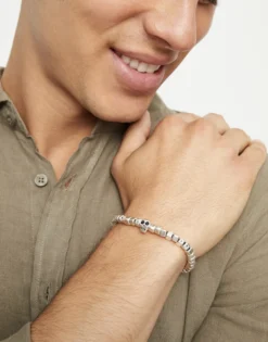 Pulsera elástica bañada en plata de ley con una calavera
