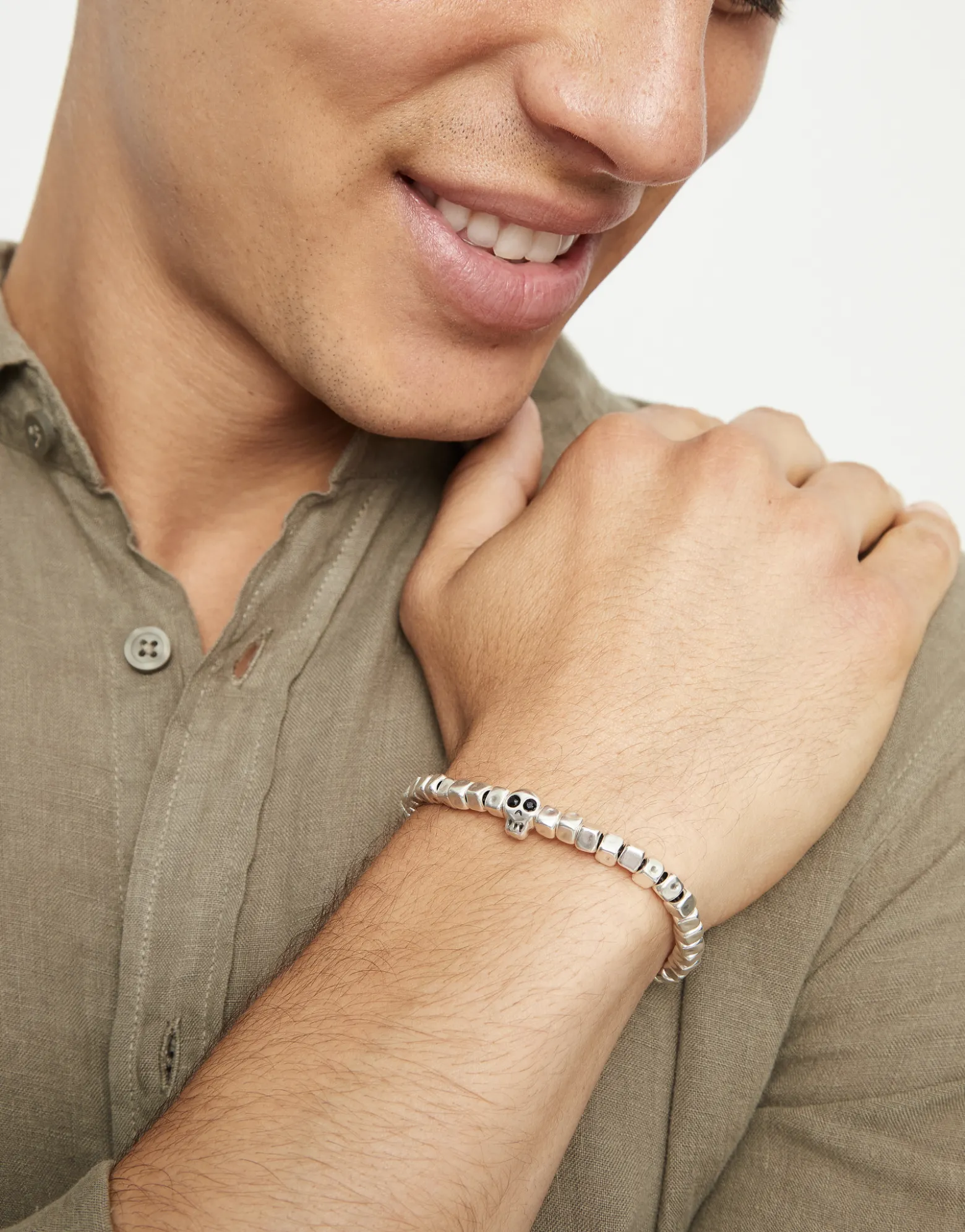Pulsera elástica bañada en plata de ley con una calavera