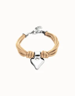 Pulsera en hilo de seda y cuero camel con corazón bañado en plata