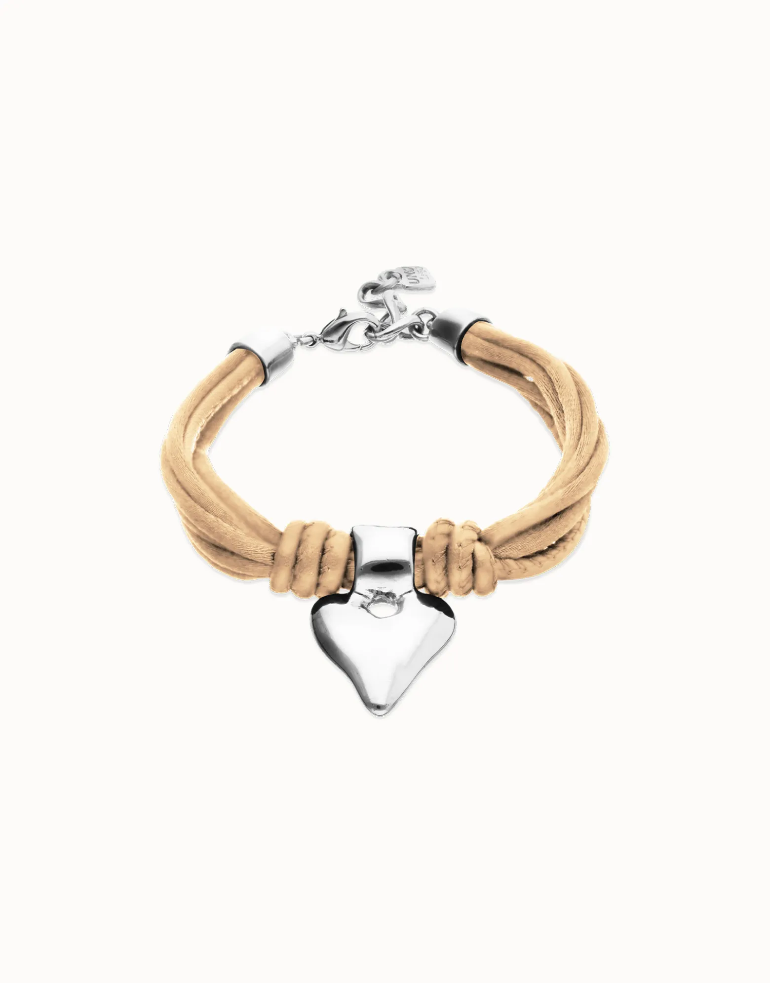 Pulsera en hilo de seda y cuero camel con corazón bañado en plata
