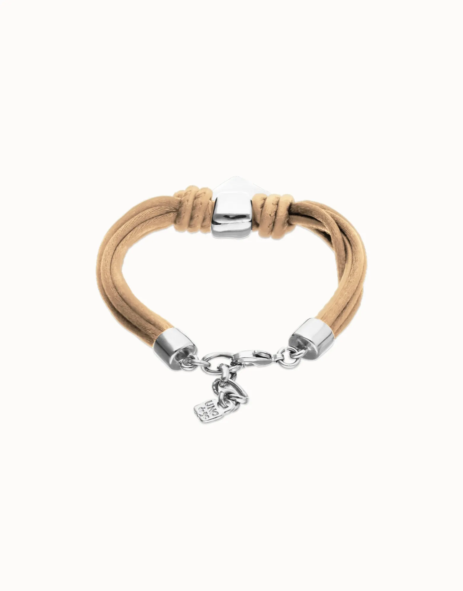 Pulsera en hilo de seda y cuero camel con corazón bañado en plata