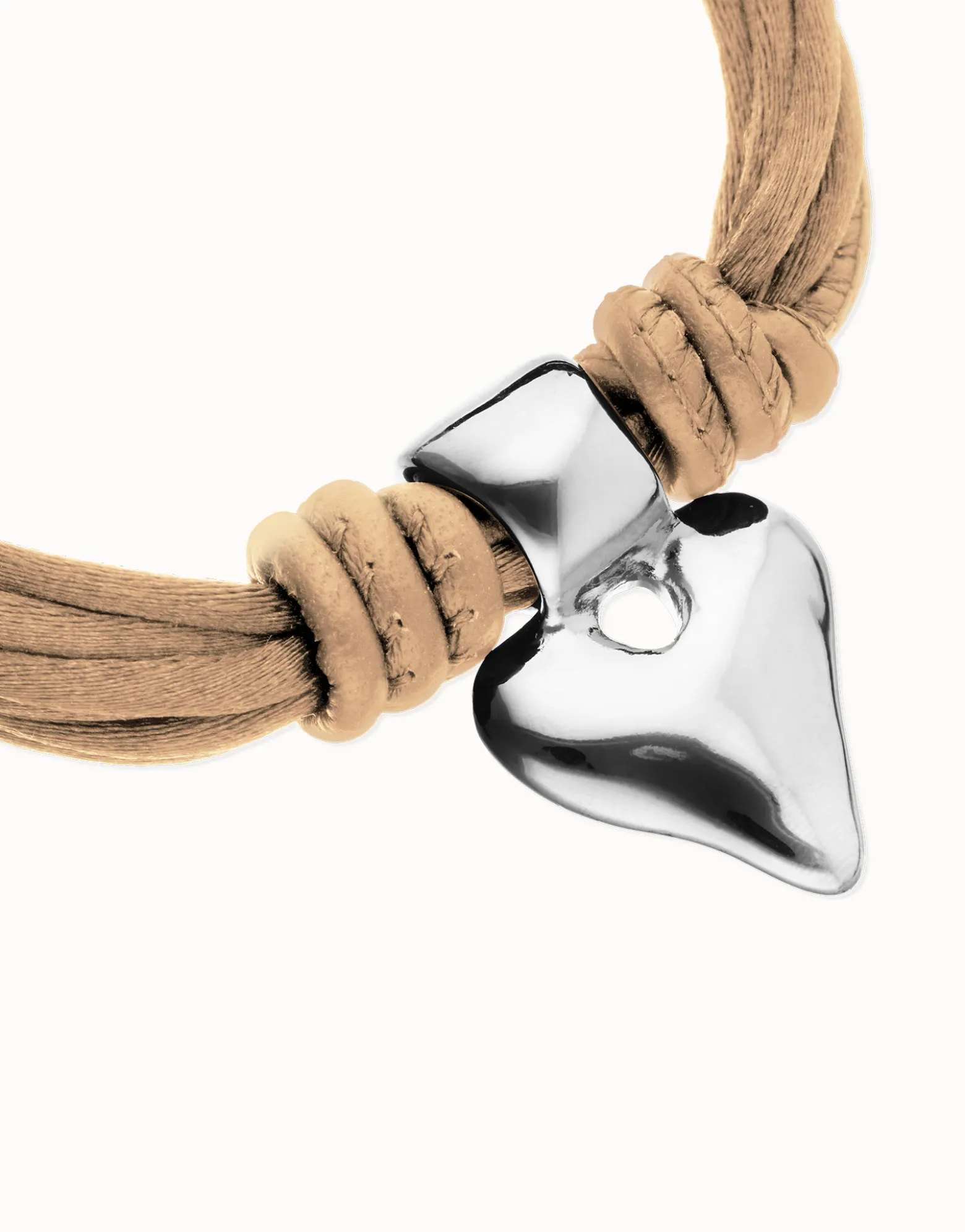 Pulsera en hilo de seda y cuero camel con corazón bañado en plata